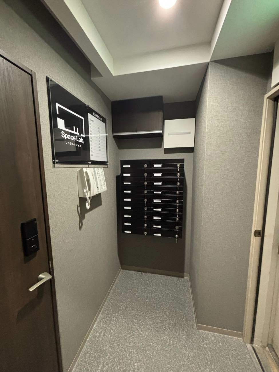 外観_エントランス。ポストが設置されています。