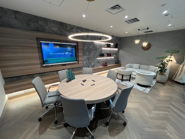 共用部_会議室。会議、面接、取材、セミナーなど様々なシーンで活用できます。※画像はイメージです。©Regus