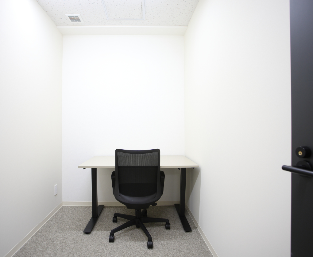 専有部_個室。追加料金なしで法人登記可能です。※家具はイメージです。