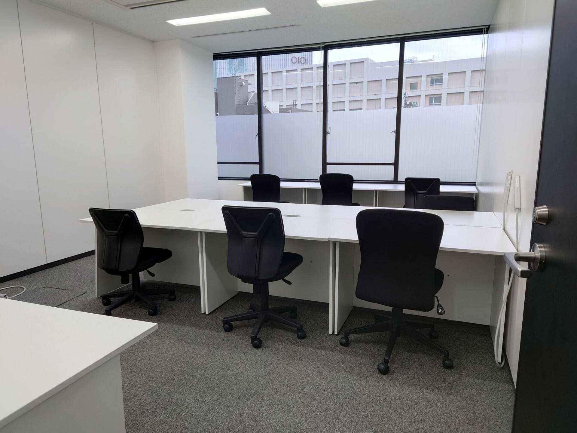 専有部_個室。自然光が入る窓付きの個室です。