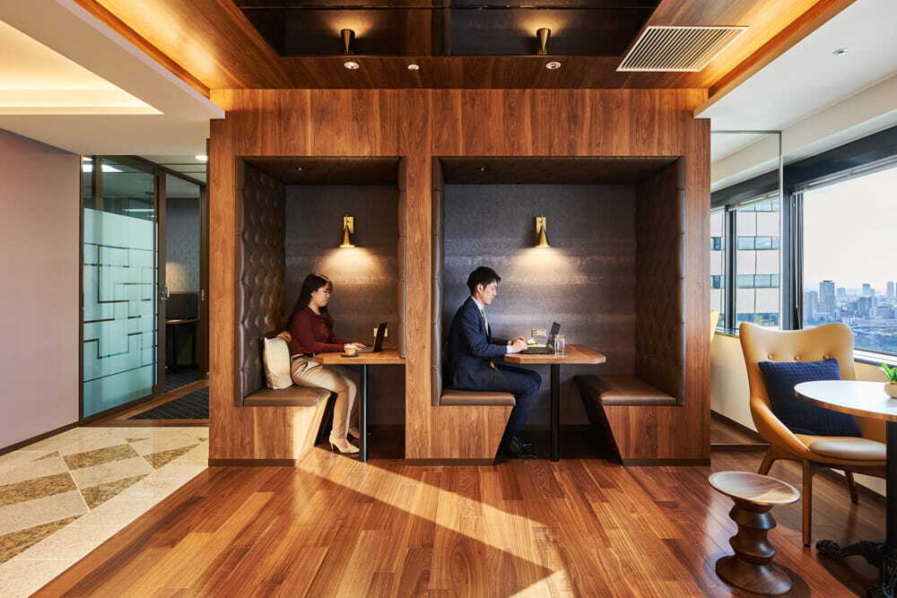 共有部_コワーキングスペース。自分の好きな席で作業ができます。