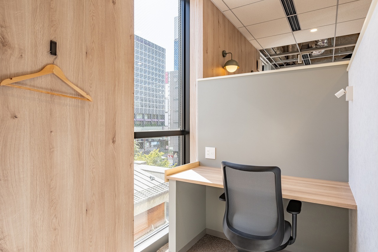 専有部_ブース席。半個室タイプのお部屋です。©bizcomfort