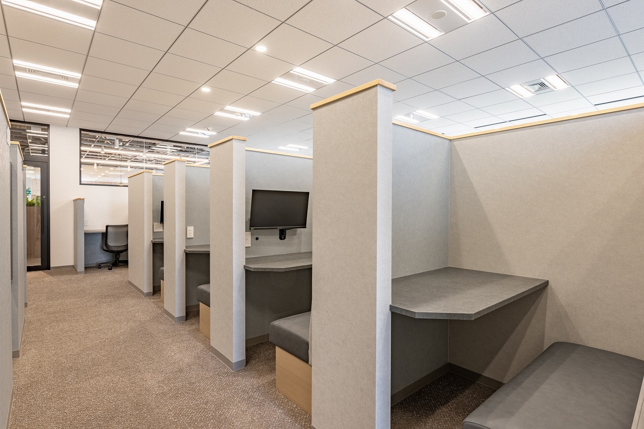 共有部_ワークブース。静かに集中して過ごしたい方におすすめです。©bizcomfort