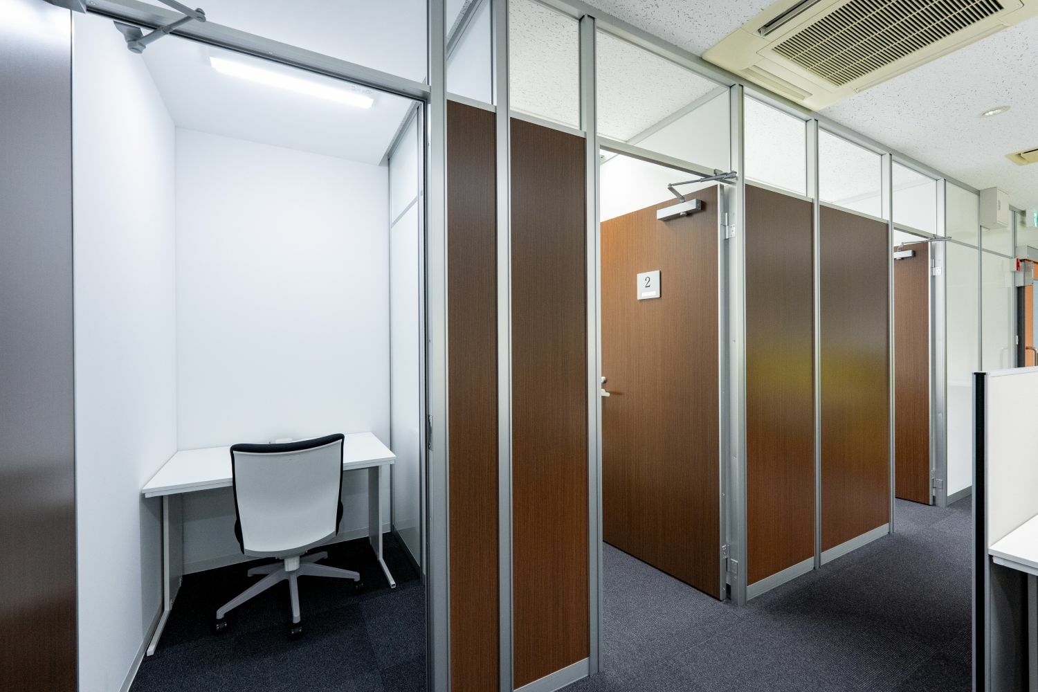 専有部_個室。施錠可能な家具付きのお部屋です。