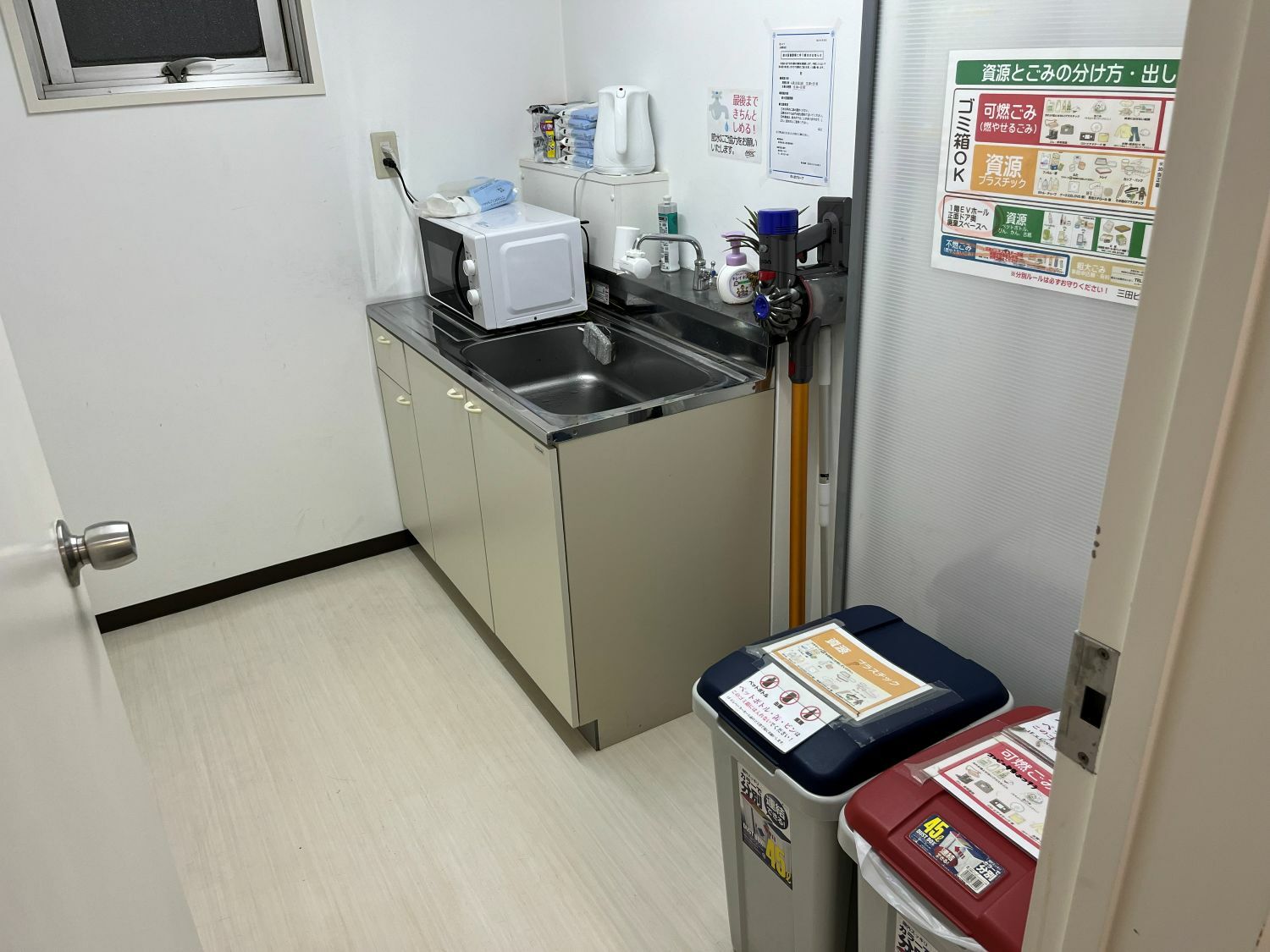 共有部_キッチン。シンクと電子レンジが利用できます。
