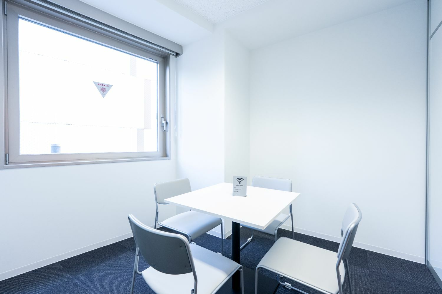 共有部_会議室。少人数での会議や打ち合わせなどで利用できます(有料)。