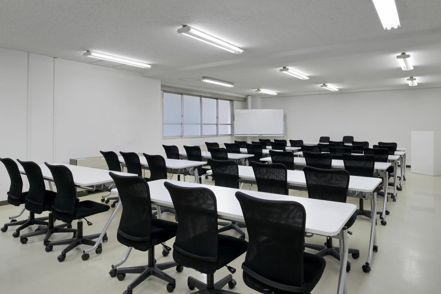 共有部_会議室。大人数のセミナーや勉強会に最適です。（有料）。