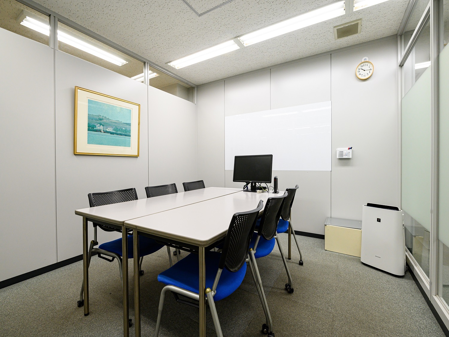 共用部_会議室。商談などで利用できる、有料会議室です。