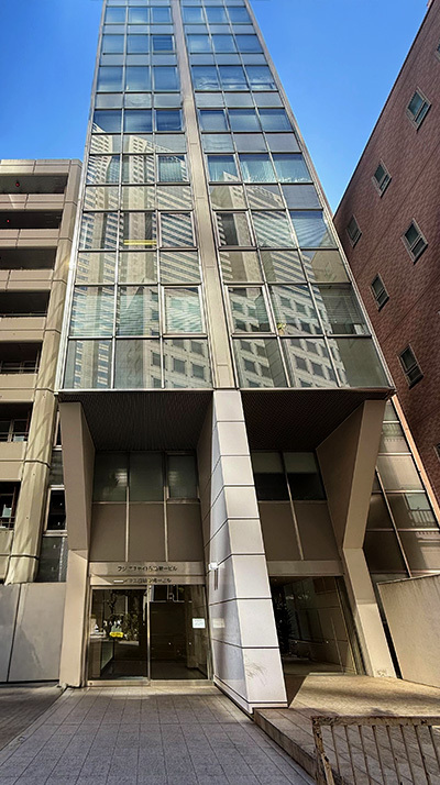 外観_代々木駅から徒歩10分に位置しています。