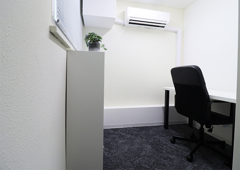 専有部_個室。家具付き、インターネット環境完備ですぐに作業を始めることができます。