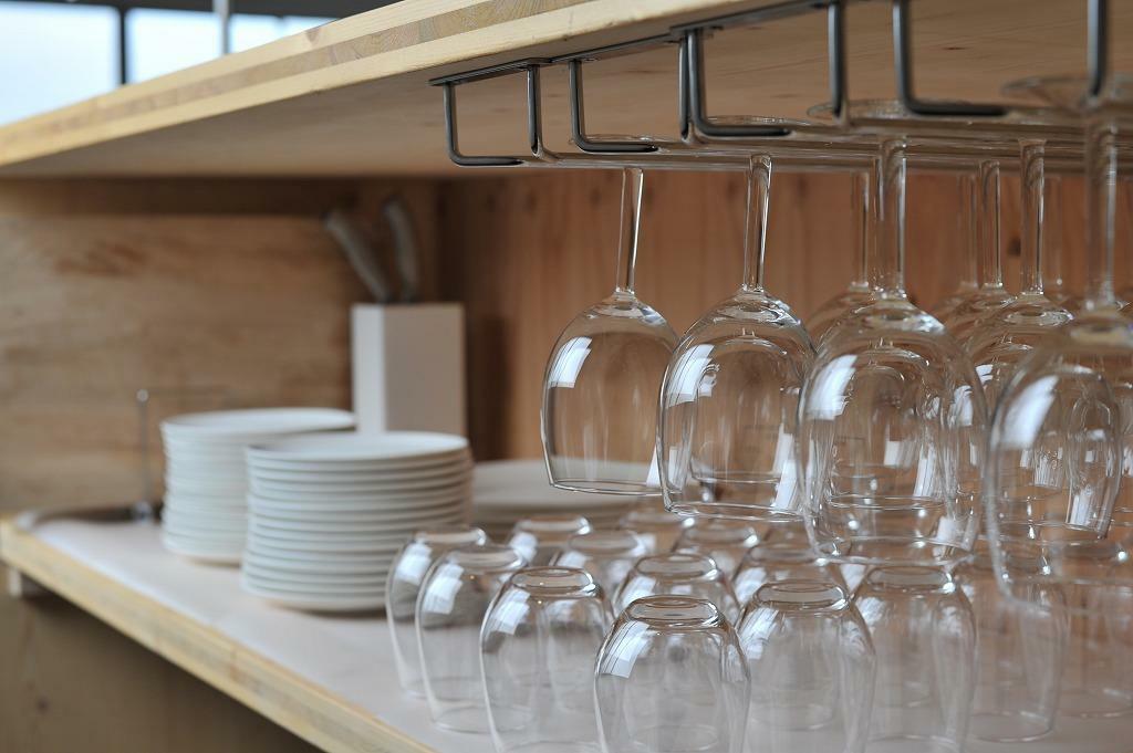 共有部_キッチン。キッチン設備、冷蔵庫、電子レンジ等を完備しています。