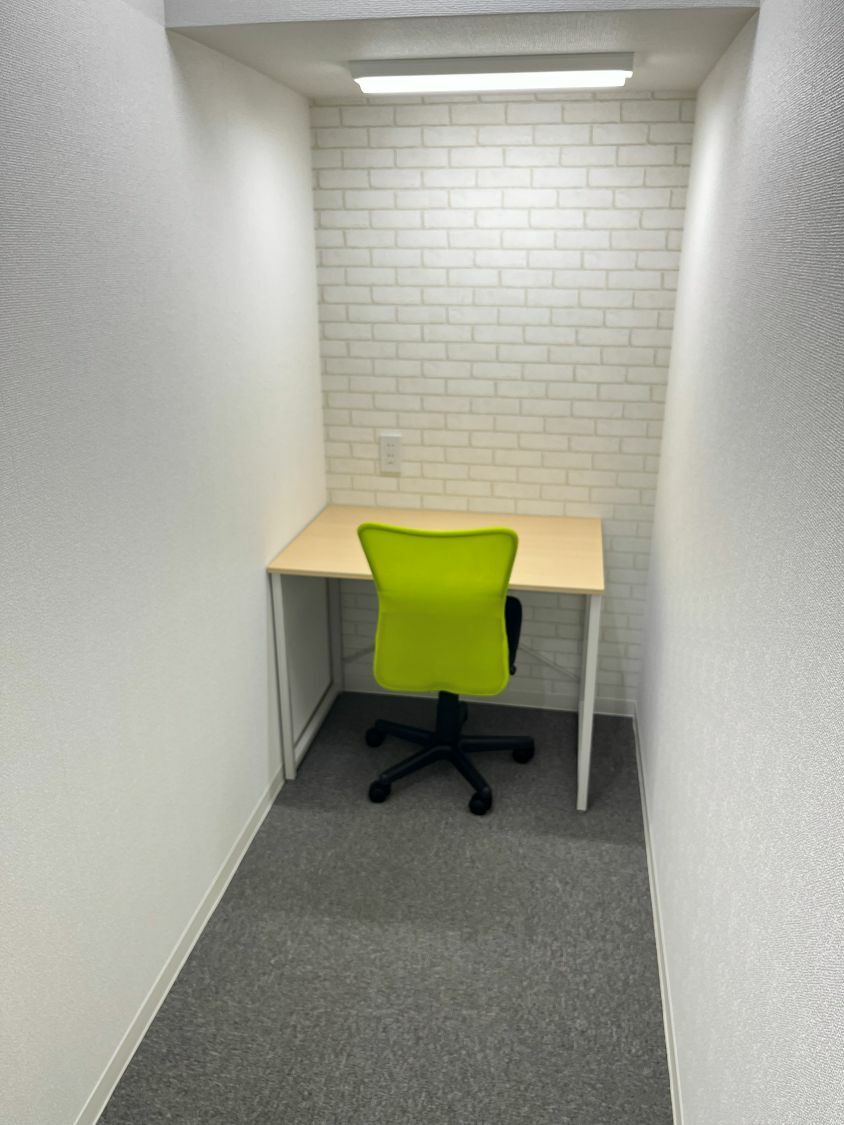 専有部_個室。家具、インターネット環境完備です。