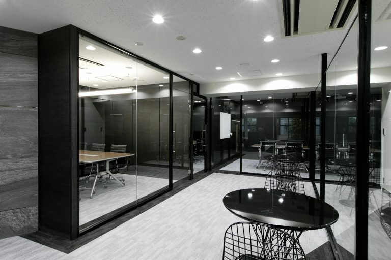 Aoyama_meetingroom-5_resize-768x512
