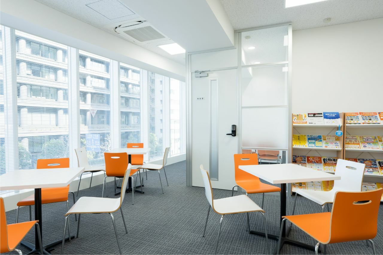 共用部_オープンラウンジ。緑あふれる景色を眺めることができます。