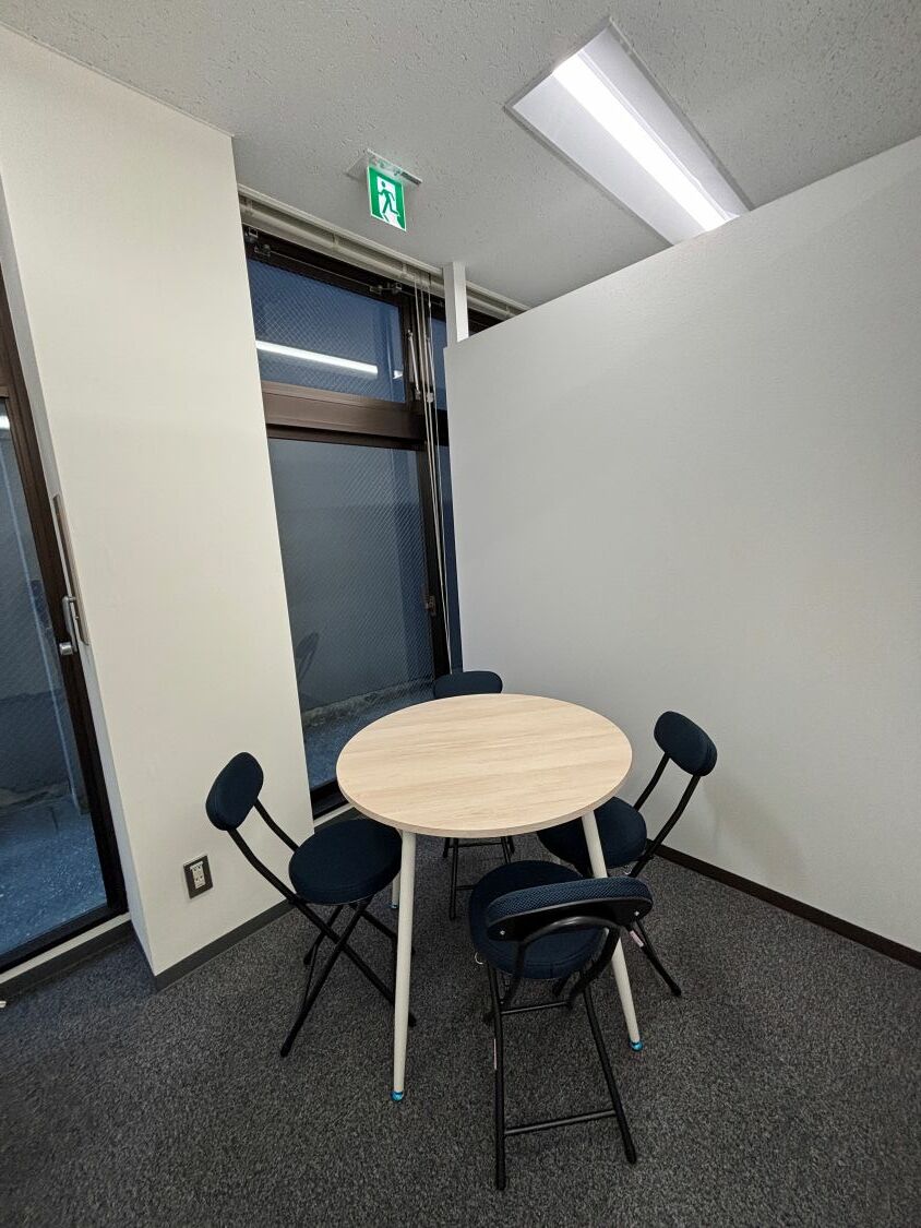 共有部_会議室。毎月10時間まで無料で利用可能です。