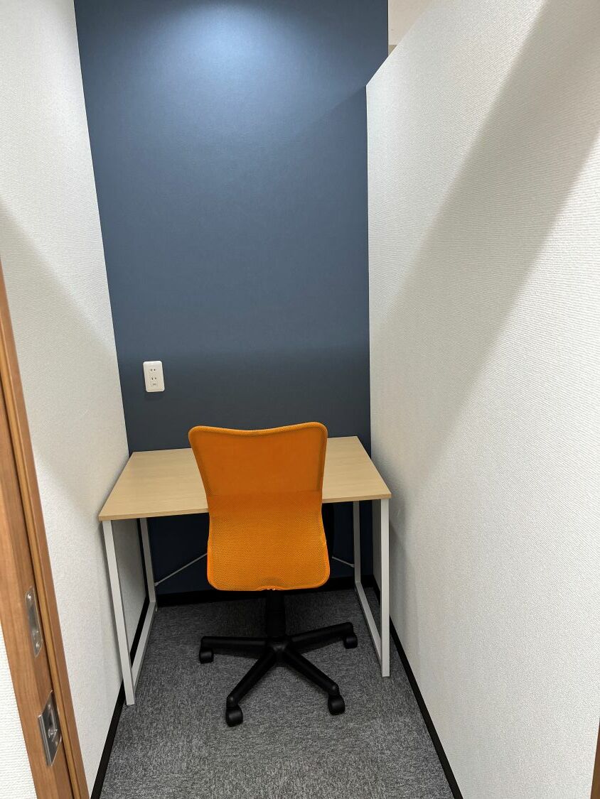 専有部_個室。家具、インターネット環境完備です。
