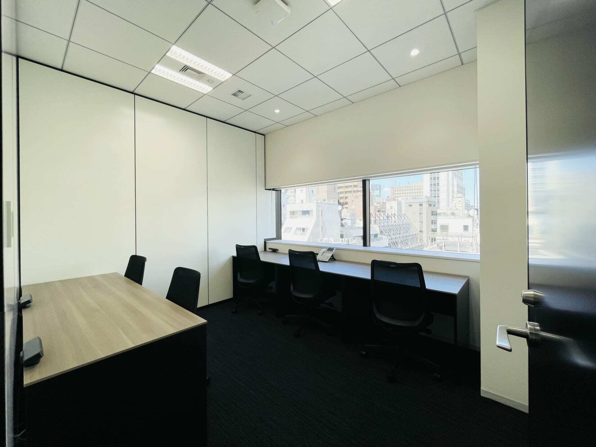 img_Shibns_privateoffice5pax_windowside02