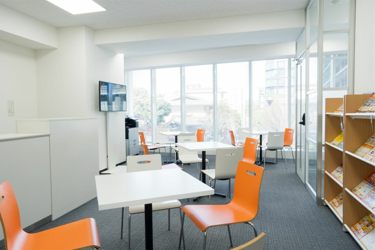 共用部_オープンラウンジ。緑あふれる景色を眺めることができます。