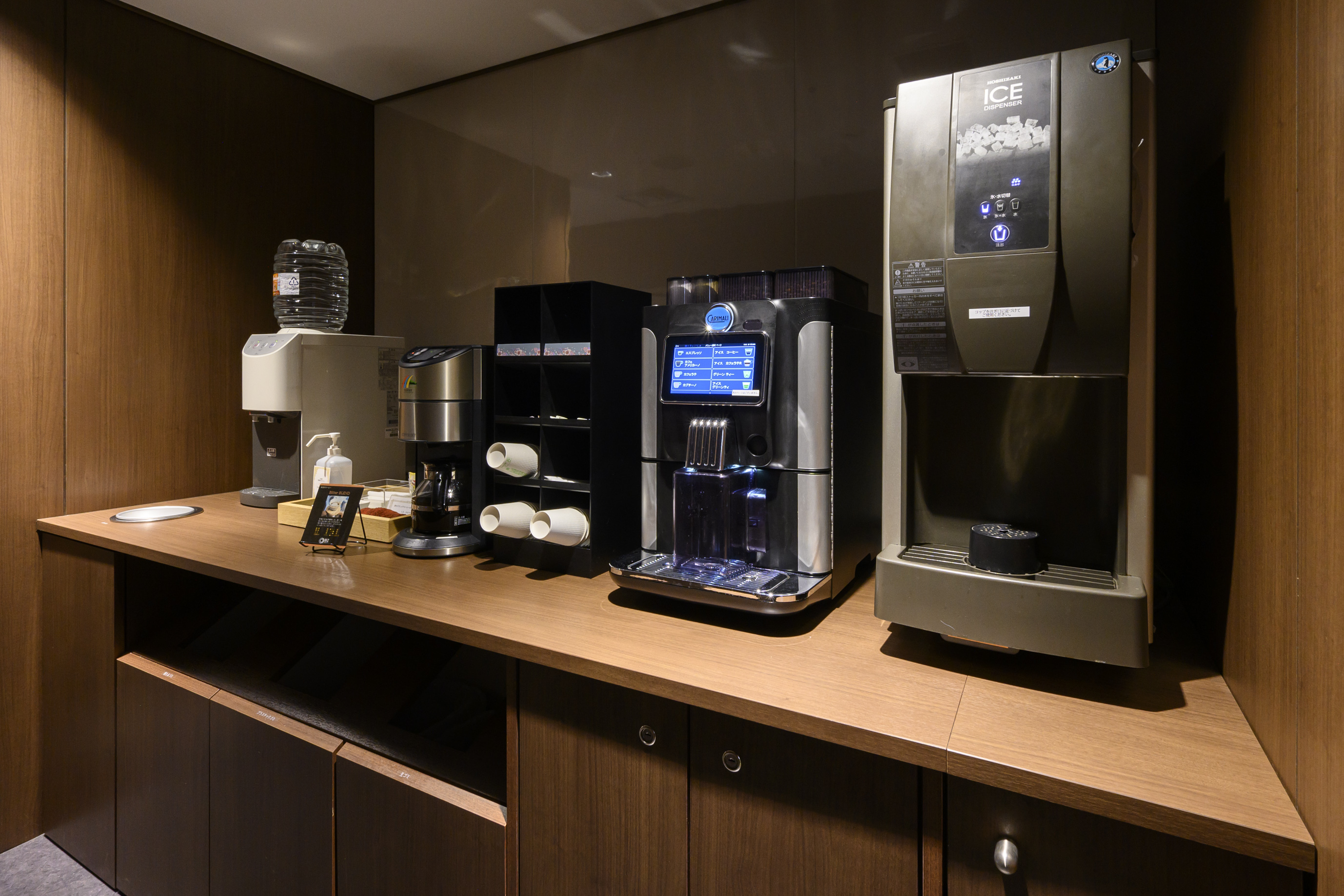 設備_ドリンクコーナー。紅茶やコーヒーなどのこだわりのドリンクをご自由にご利用いただけます。