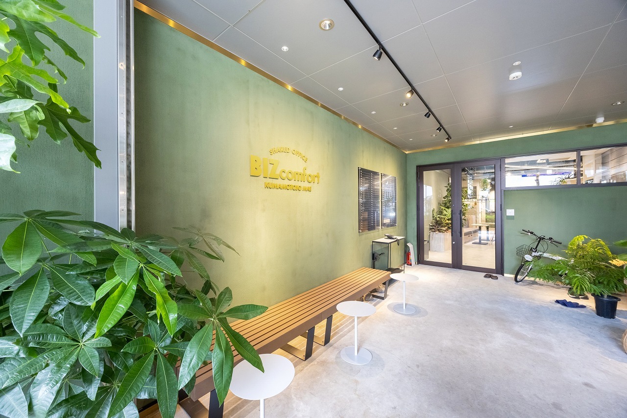 阿蘇の山並みなどの景観をデザイン要素を取り入れて、彩りあふれる植栽のエントランスです。