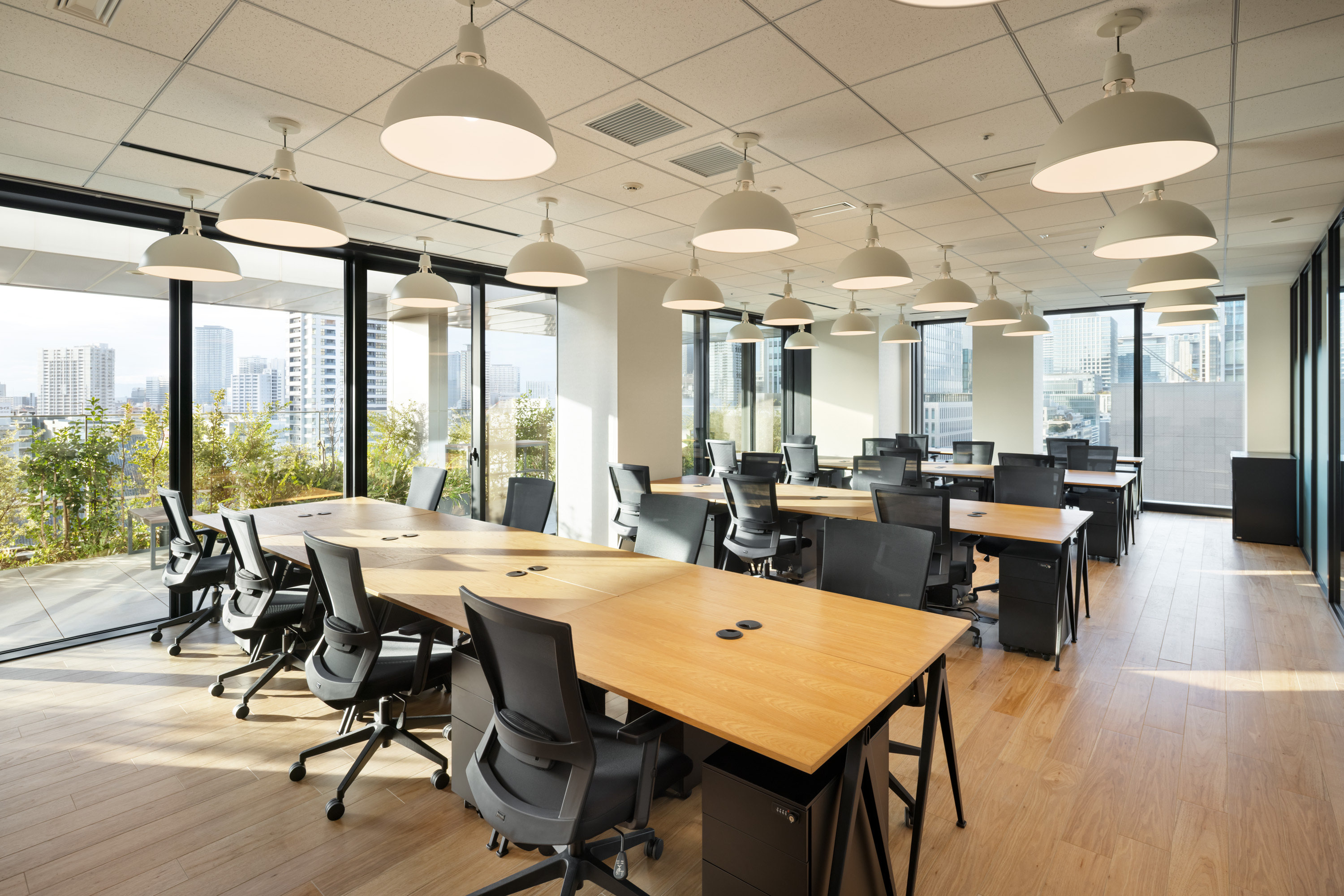 専有部_専用デスク。自身の決まった席で作業ができます。© WeWork