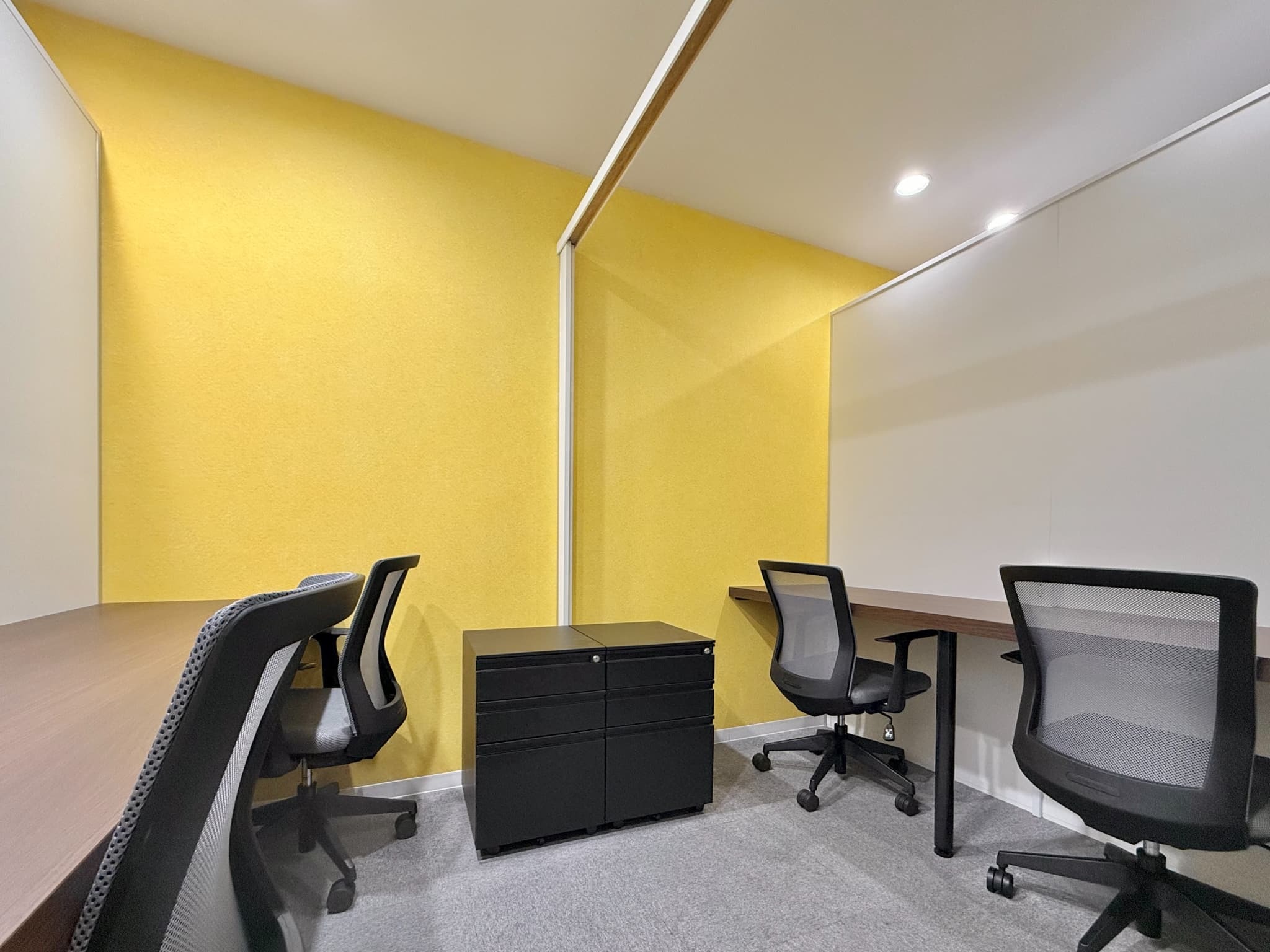 セミプライベートオフィス｜家具付き・半個室・24h利用可。鍵付き・半個室タイプのレンタルオフィスなので、コンパクトながら開放感がある点も魅力。手頃な価格で専有区画を持てるため、1〜4名での利用に最適です。