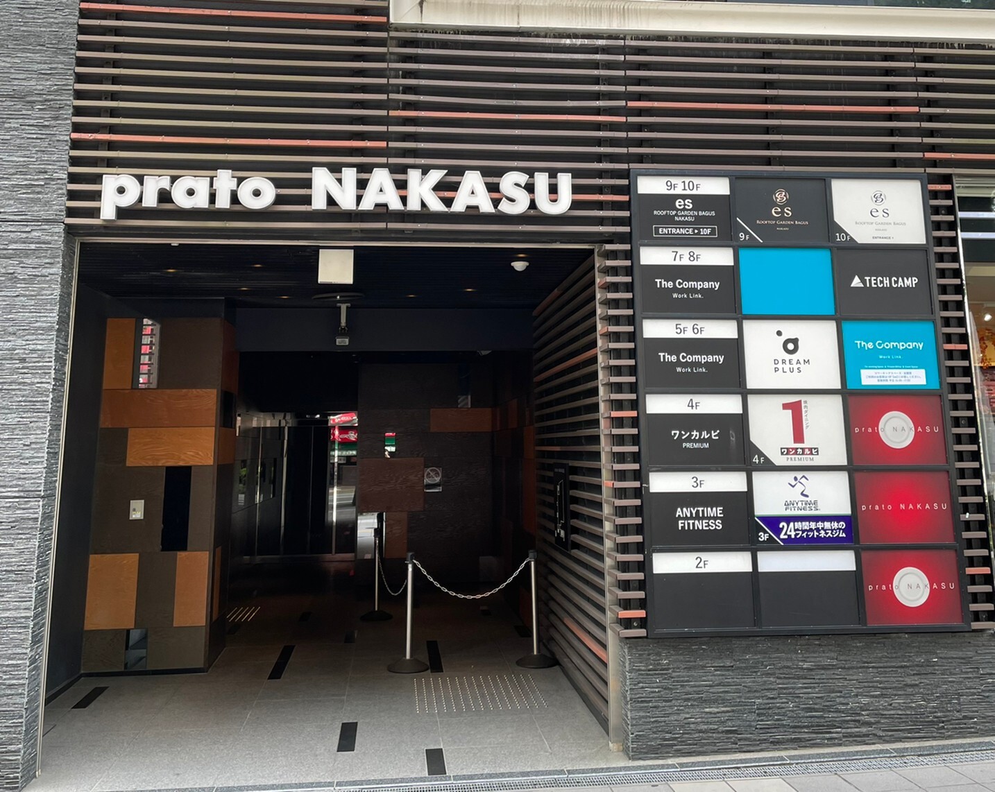 その他_受付は10:00-17:00、エレベータにて10階【es】までお越しください。