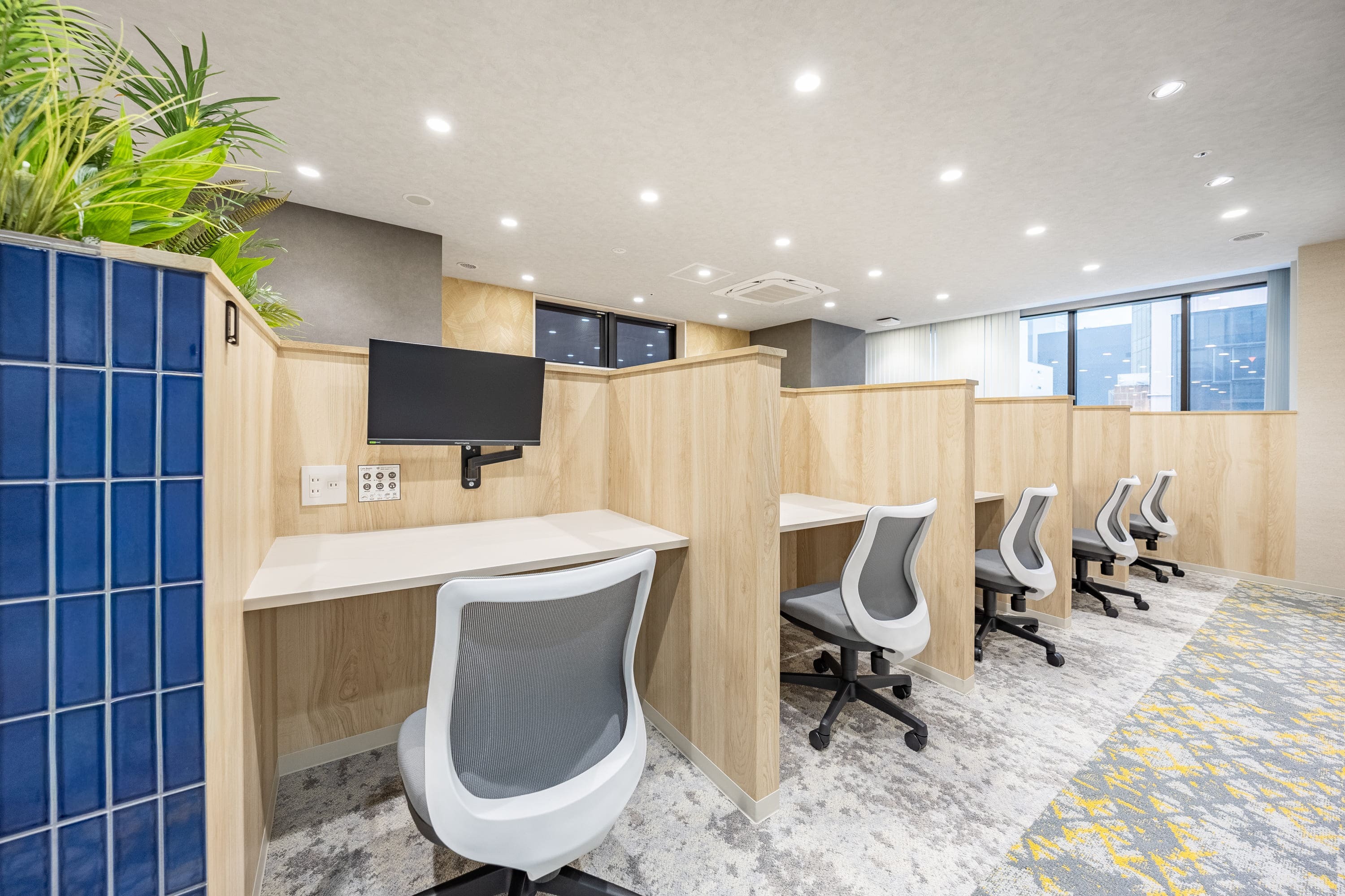 共有部_カフェブース。食事・通話・WEB会議OKの作業スペースです。