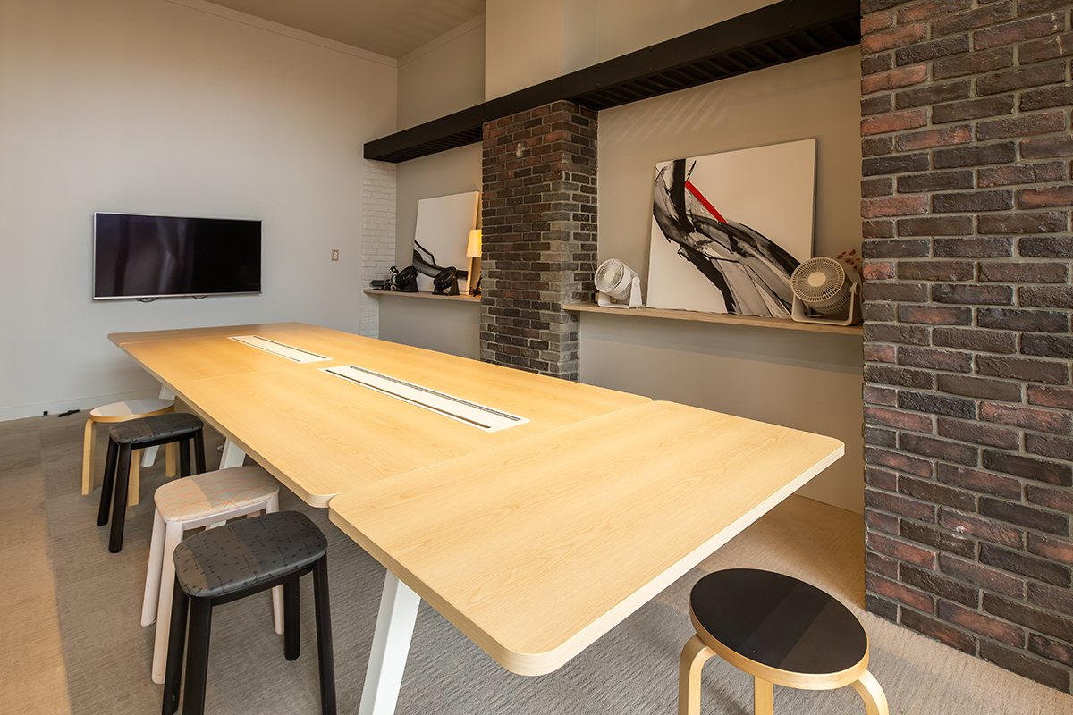 会議室_大人数（10名まで）でのミーティングも可能な会議室もご用意しています。 モニターも完備でテレビ会議にもご活用いただけます。