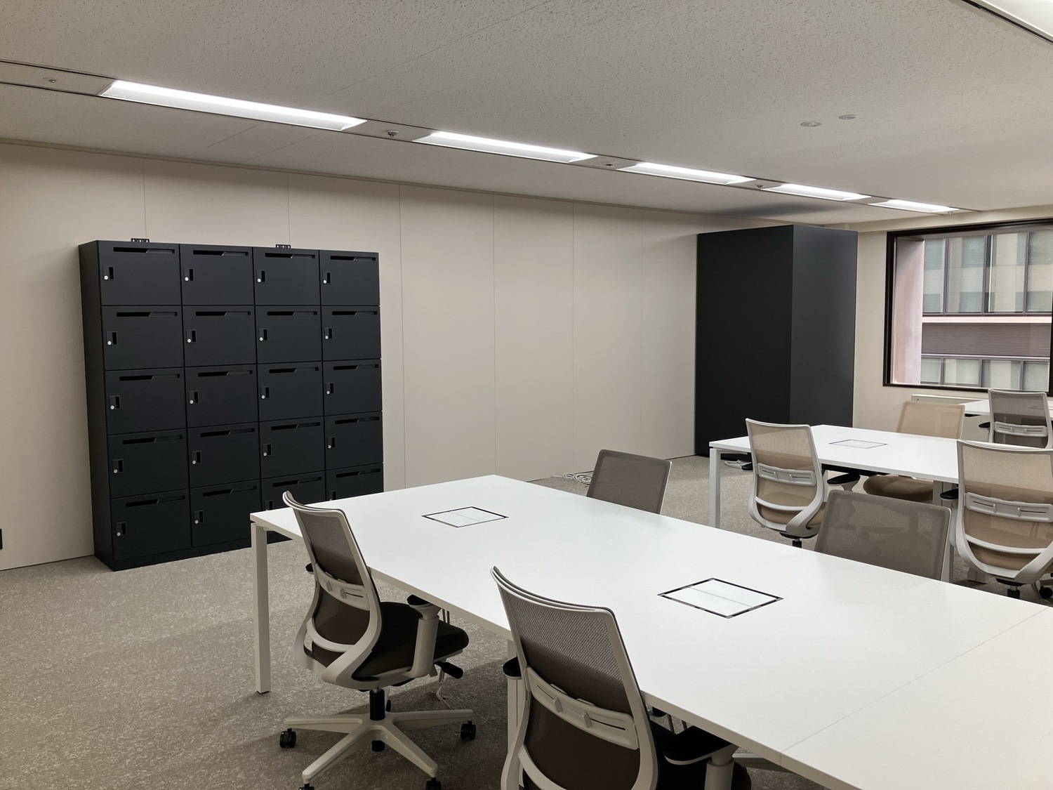 専有部_個室。ロッカーも完備しています。