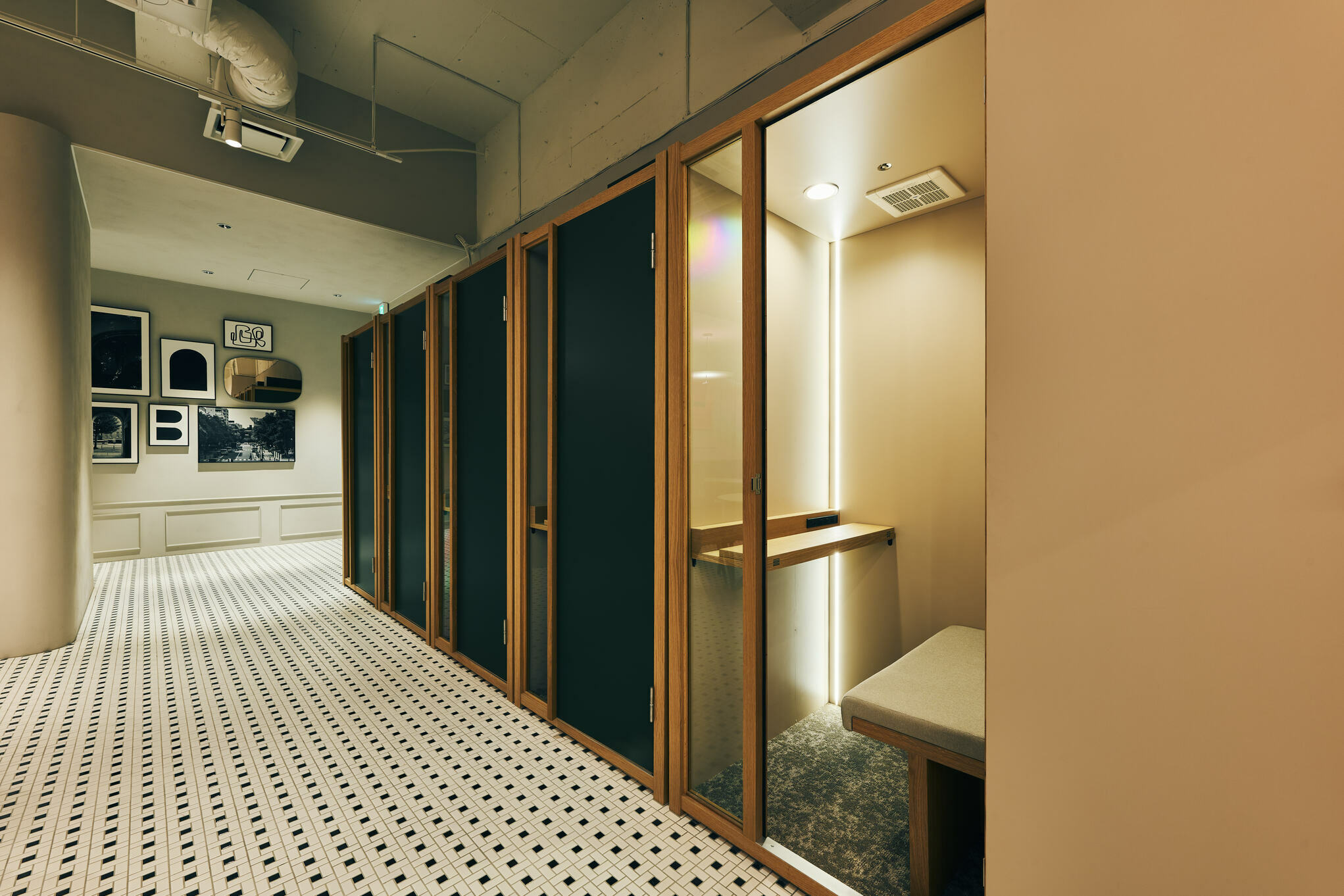 共有部_WEBブース。WEB会議や面接の際に便利なブースもあります。