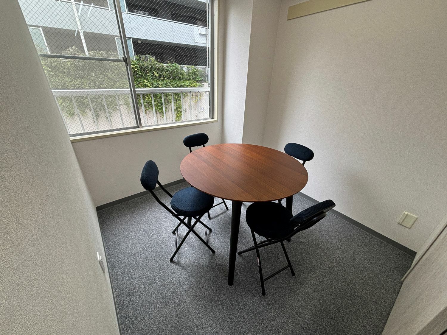 共有部_会議室。月10時間まで無料で利用可能です。