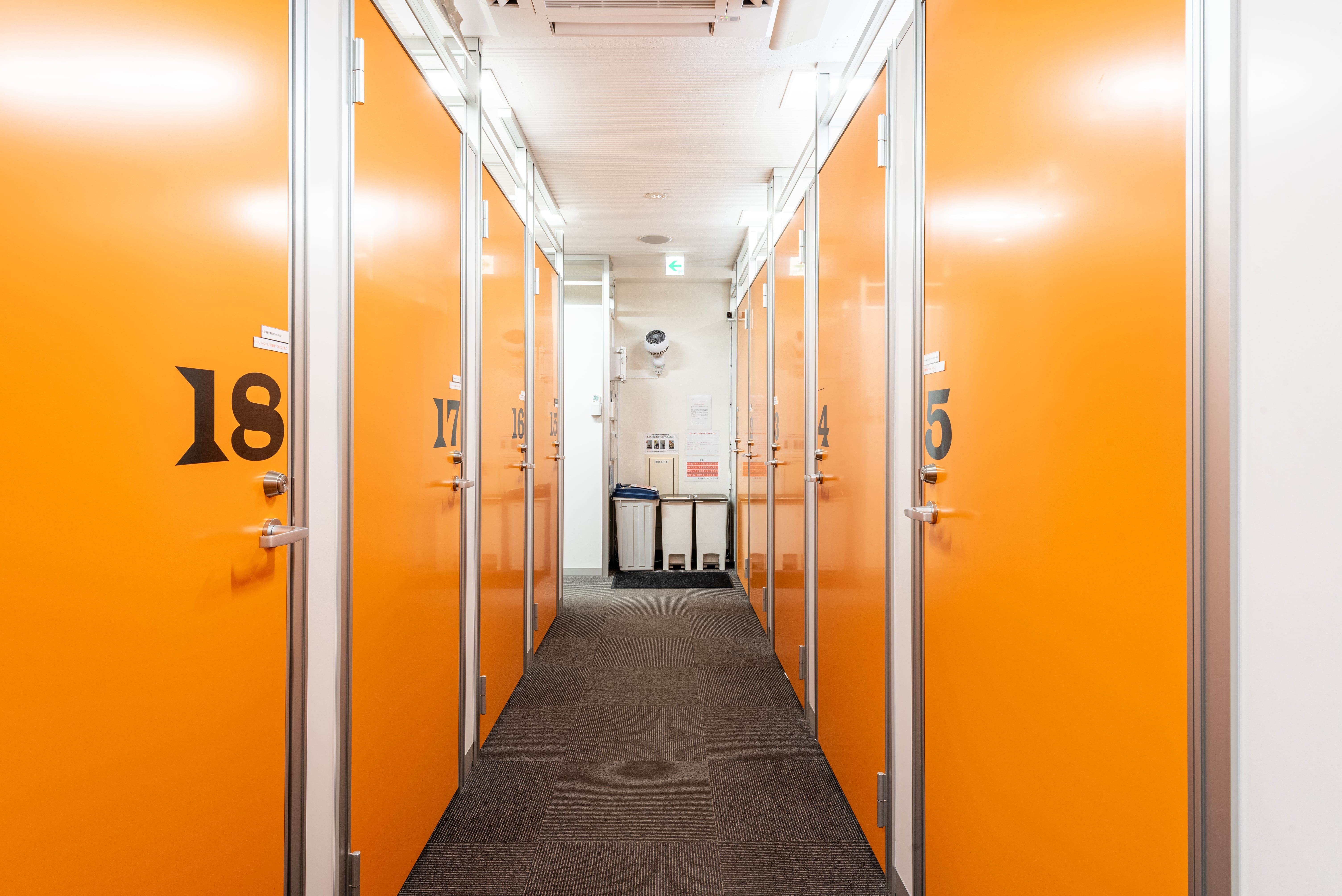 共用部_オレンジ色で明るい印象のオフィスです。