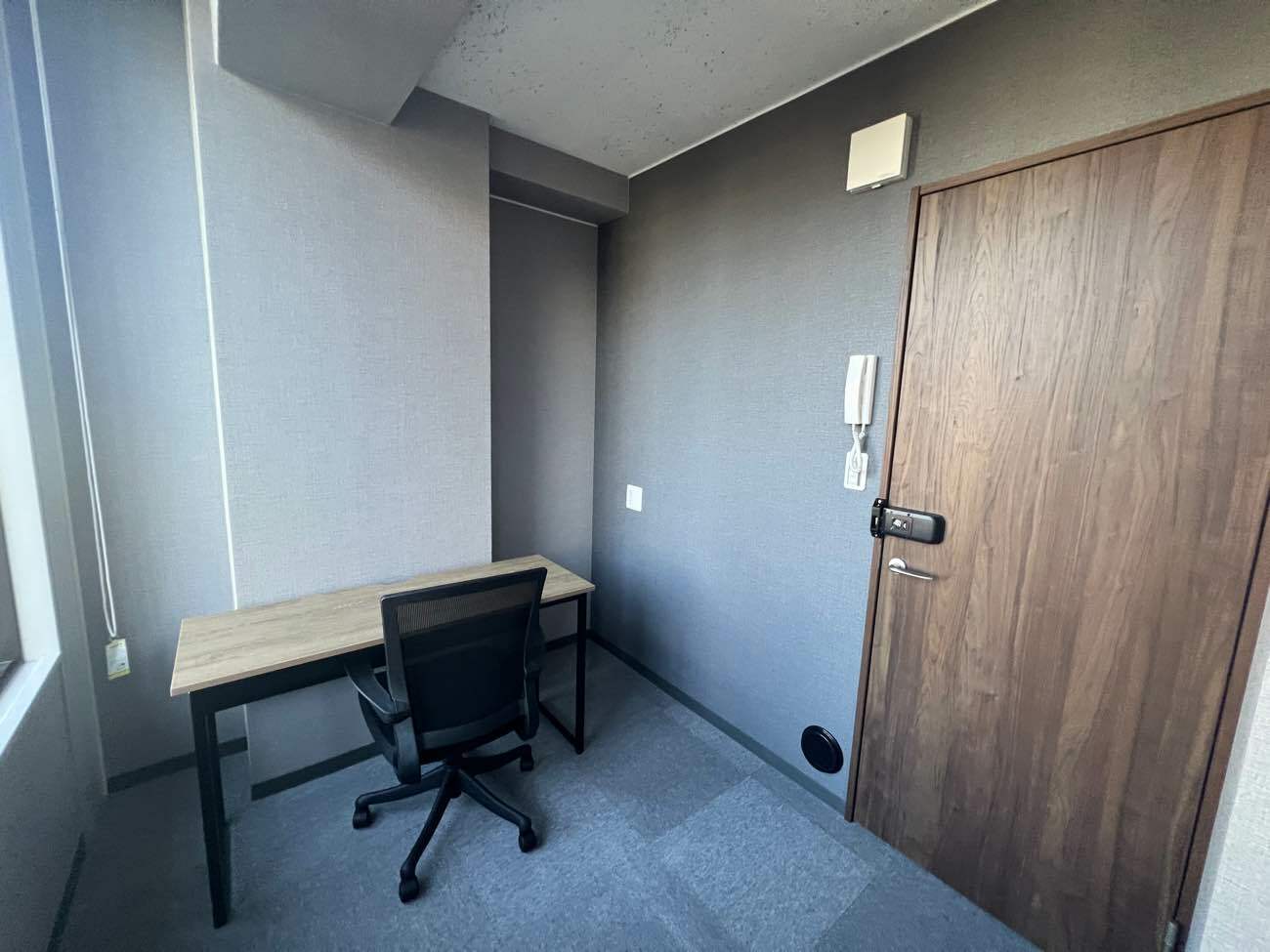 専有部_個室。家具、インターネット環境完備です。