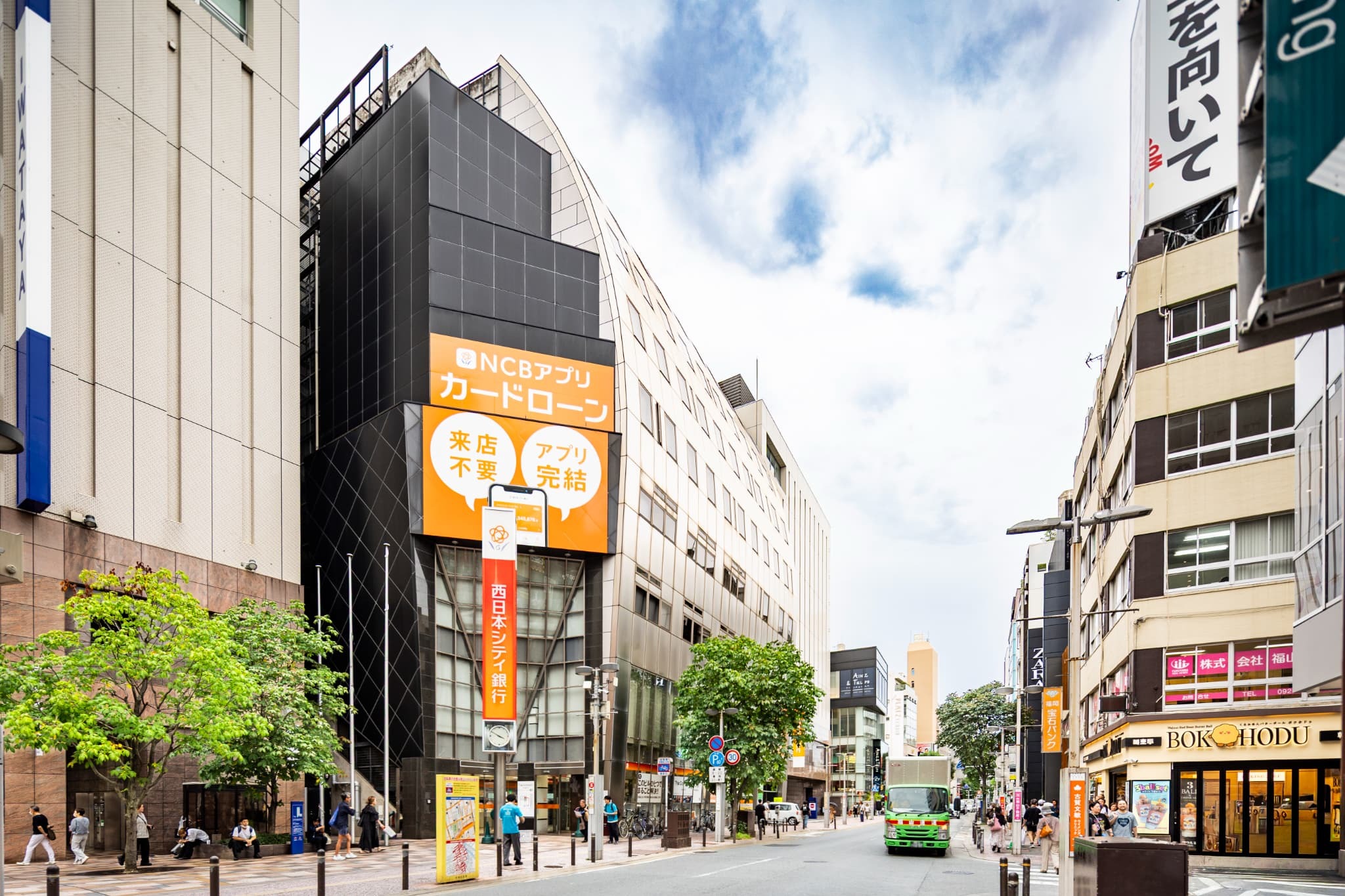 外観｜流行とカルチャーが行き交う天神・大名のメインストリートに面しているので、県外からゲストを招く際も安心です。