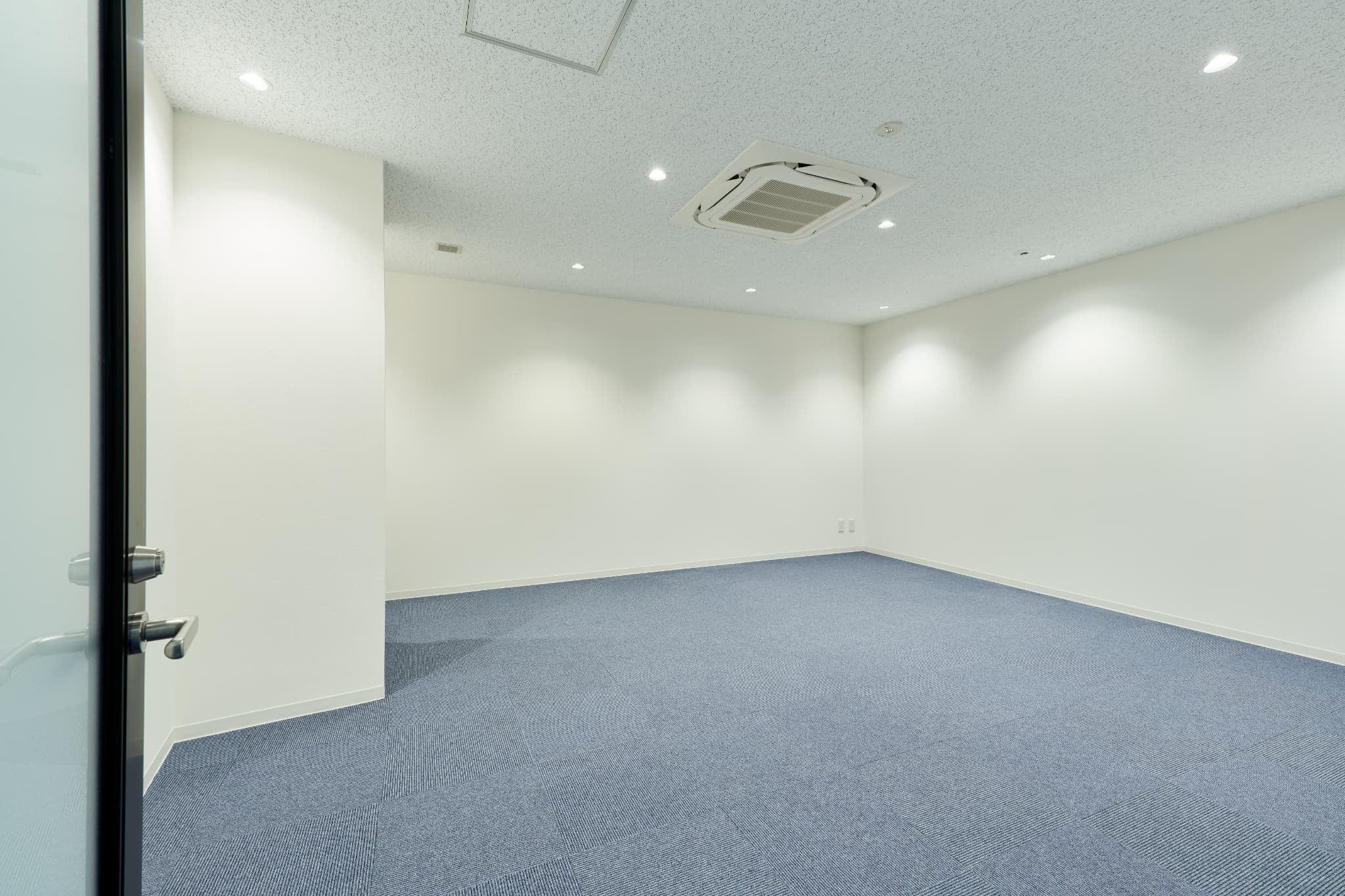 プライベートオフィス｜内装済・完全個室・24h利用。家具付きの区画もございます。4〜8名以上にも対応する、大小さまざまなサイズをご用意しております。