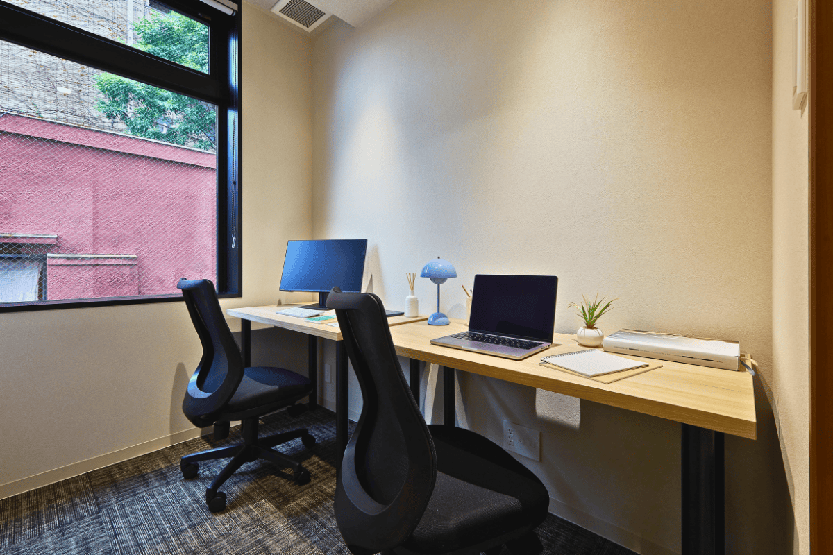 専有部_個室。快適なデスク・チェア完備。ポストも利用可能となっています。