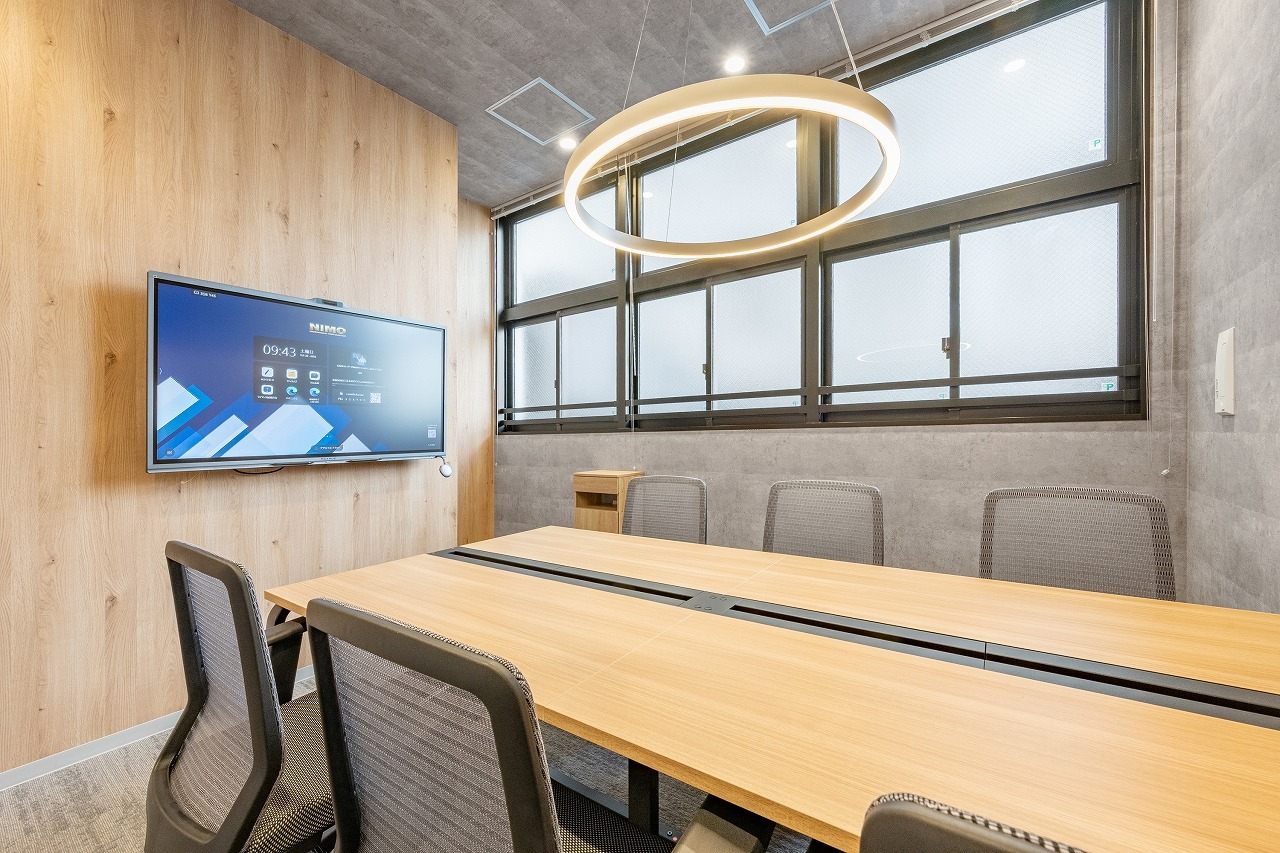 共有部_会議室。来客対応や打ち合わせ、大切な商談におすすめです。©bizcomfort