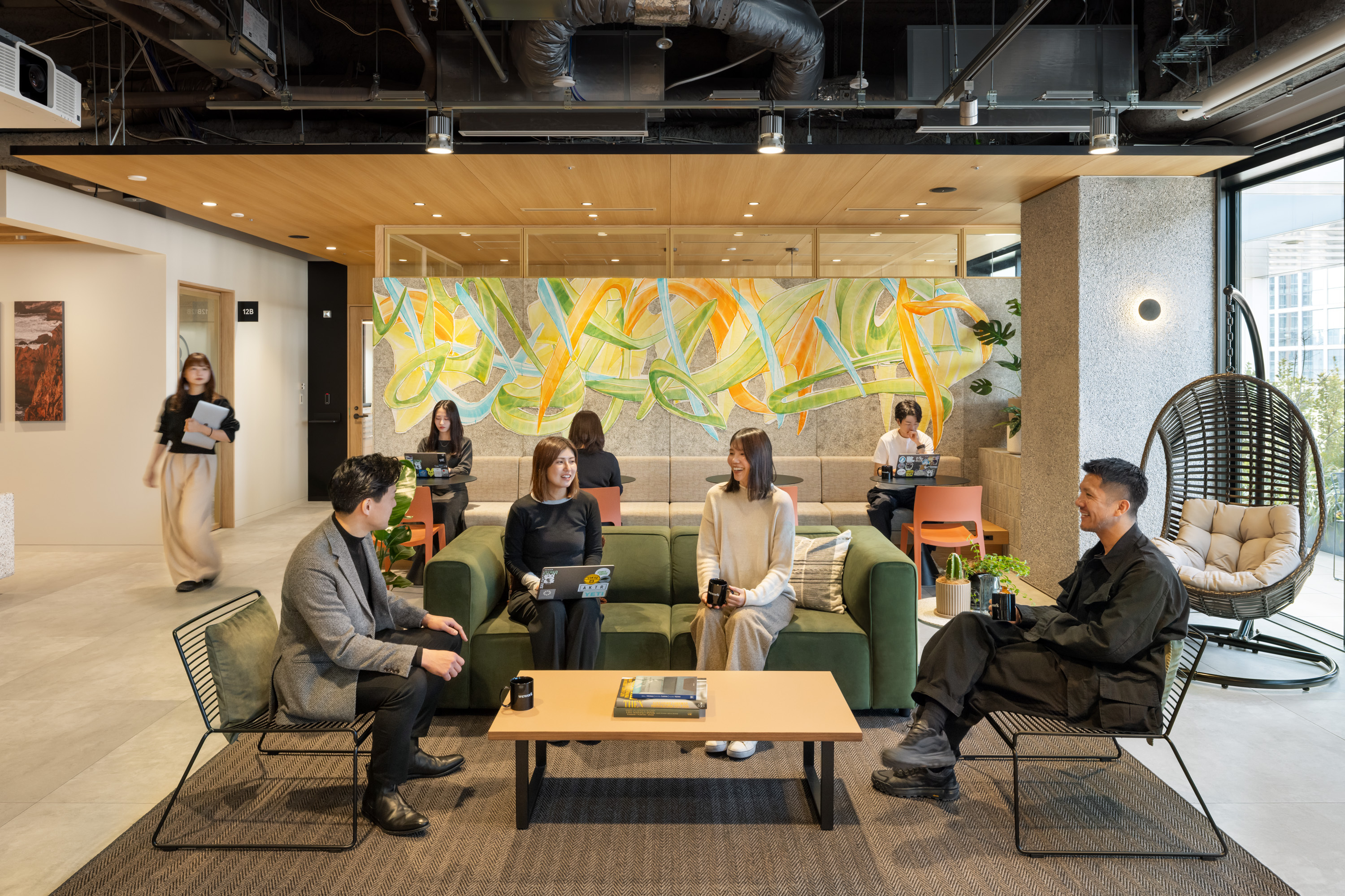 共有部_ラウンジ。グループワークや個人での作業、休憩にも対応したフレキシブルなスペースです。© WeWork