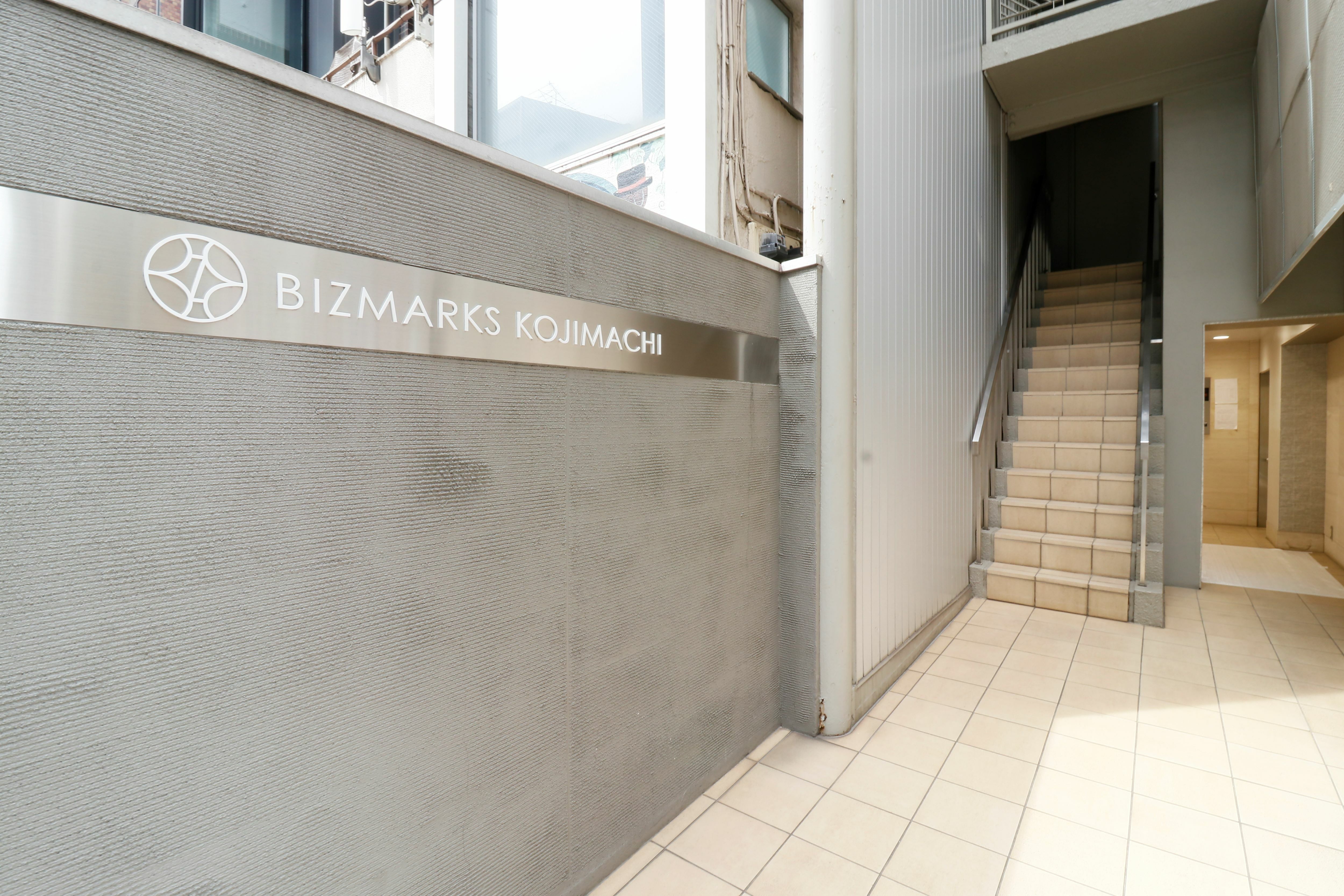 ビルエントランス