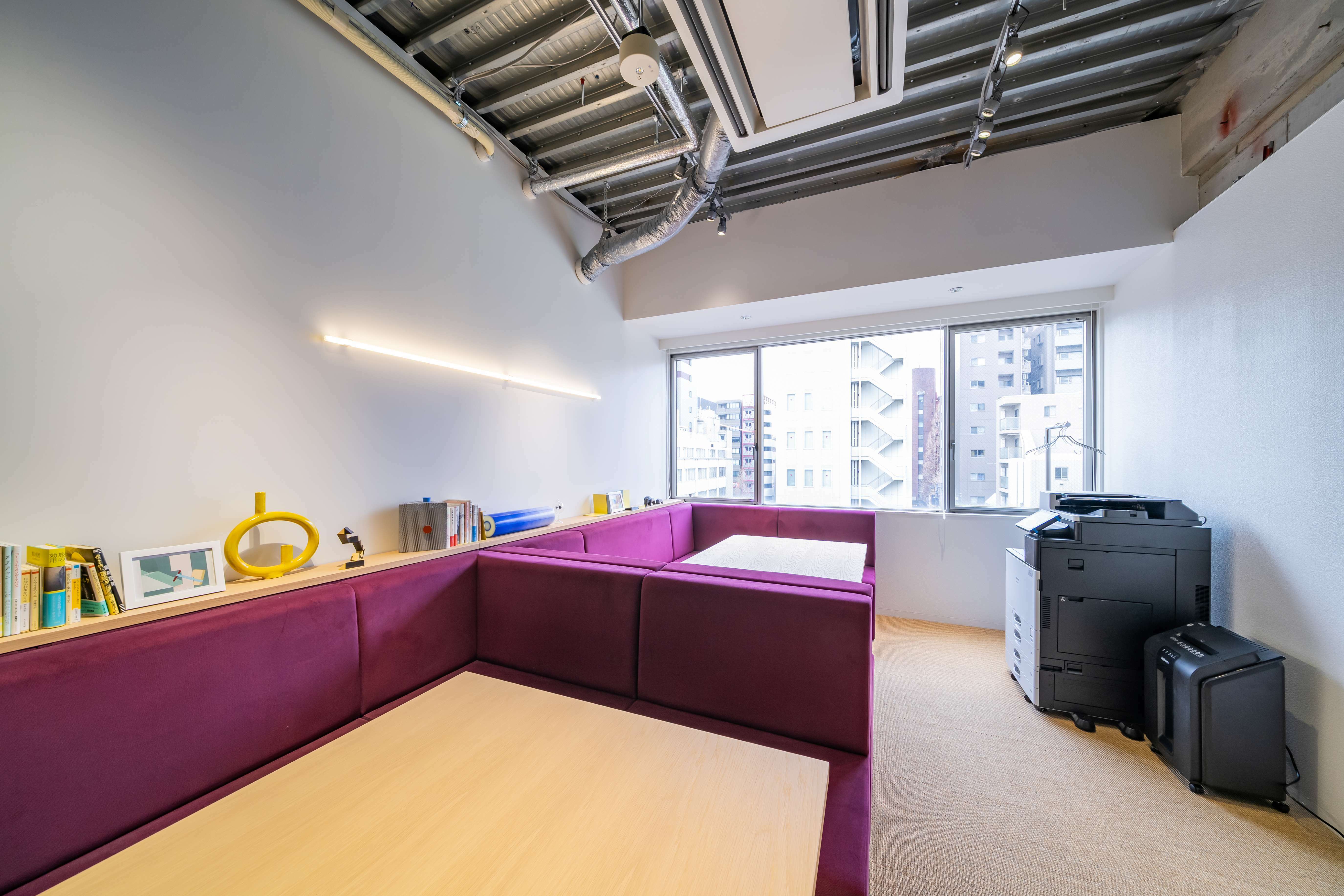 共有部_ラウンジ。グループワークや個人での作業、休憩にも対応したフレキシブルなスペースです。