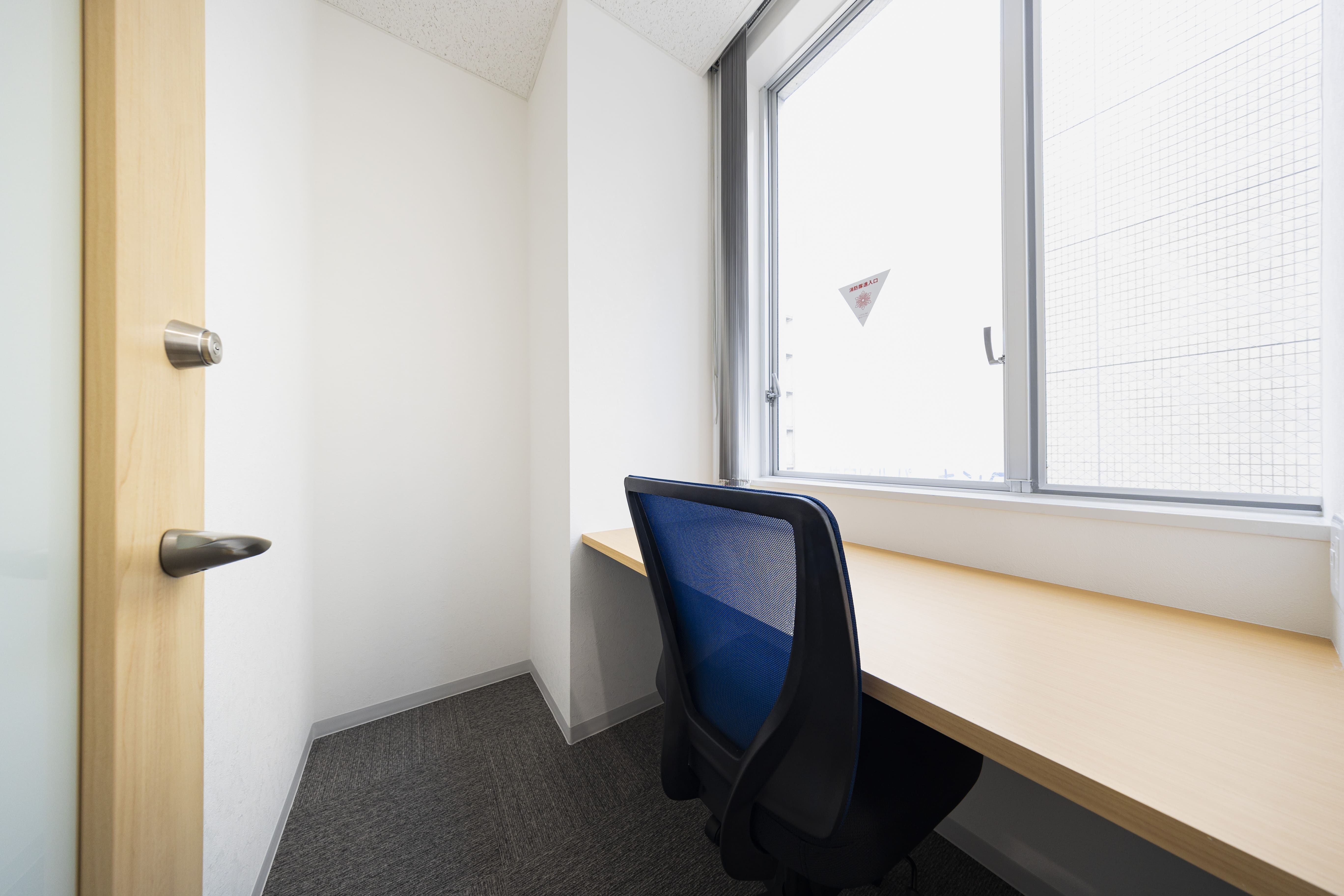 プライベートオフィス｜1名〜3名用の完全個室・家具付き・24h利用可能。少人数のチームでも、専有部を手軽に持つことができます。
