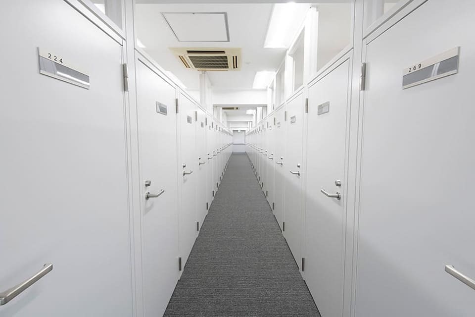 共有部_廊下。個室、ブース個室は施錠可能です。