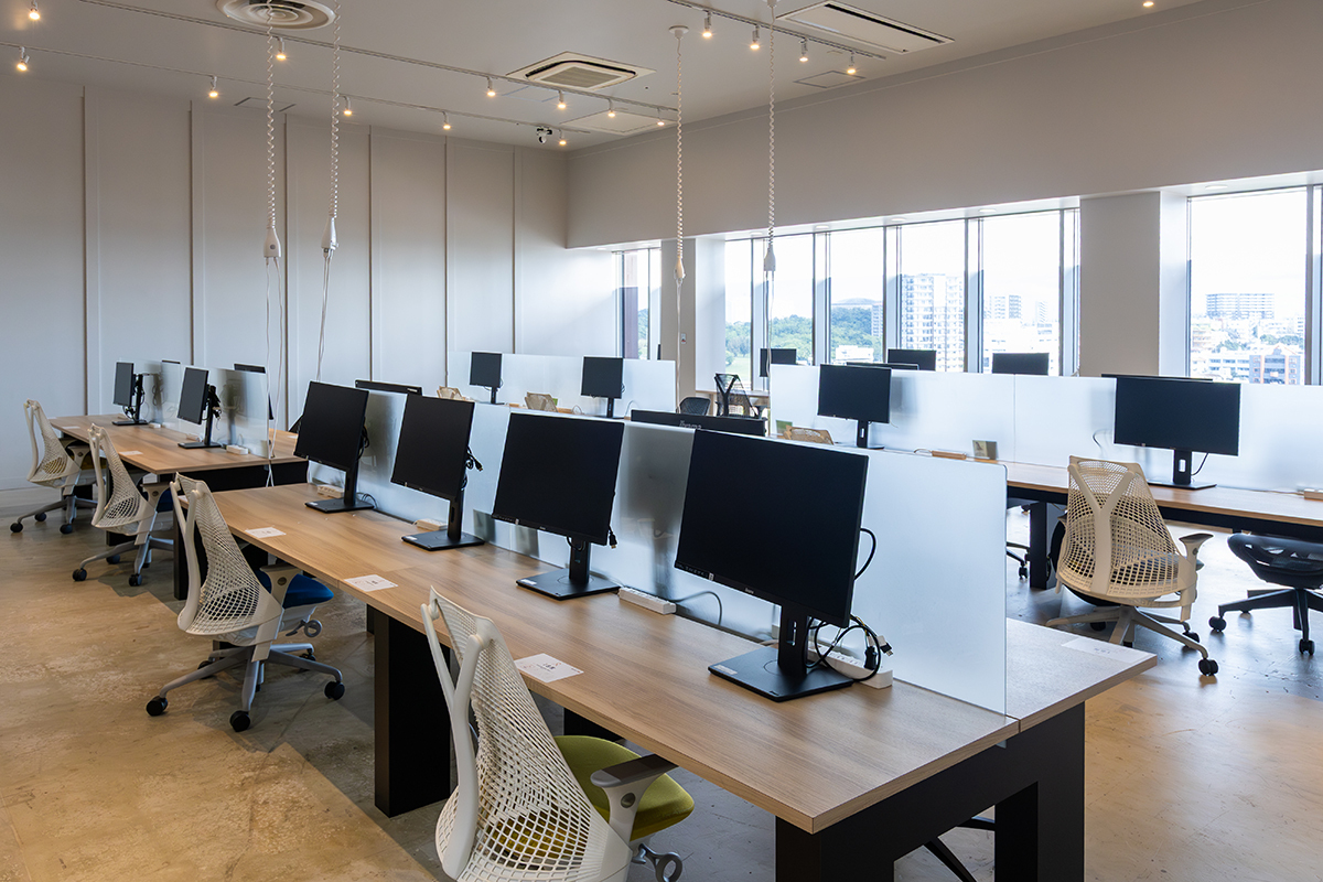 集中エリア_集中を必要とする仕事に取り組むためのエリア。長時間の作業に向いたデスクとエルゴノミックチェアを準備しています。