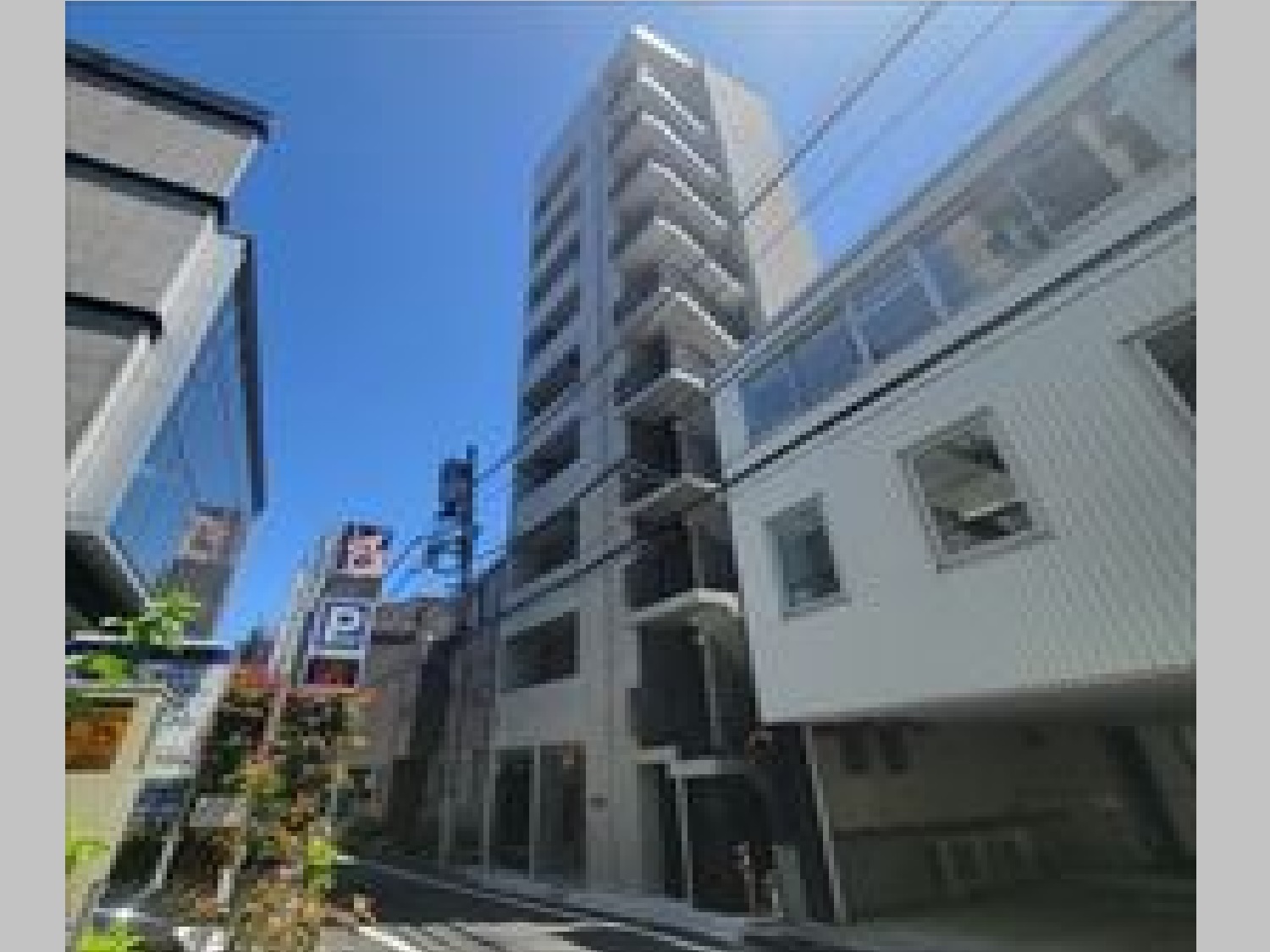 外観_ビル裏手。飯田橋駅からも徒歩7分でアクセス可能です。