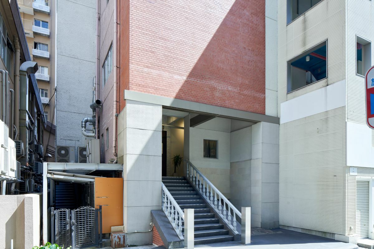外観_シンプルで洗練された外観。 階段を上がると、落ち着いた空間が広がります。