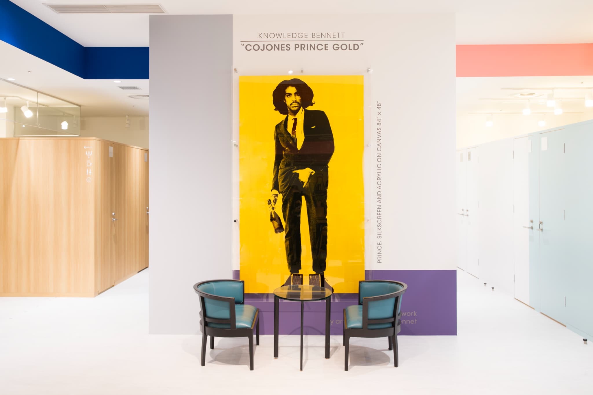 コワーキングスペース｜アート作品やアンティーク家具などが並ぶカラフルな空間。採用や企業ブランディングにも効く、クリエイティブなオフィスです。