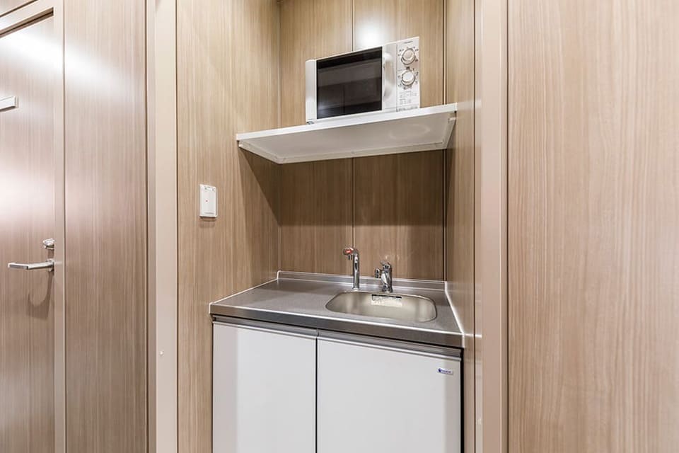 共有部_給湯室。シンク・電子レンジが利用可能です。