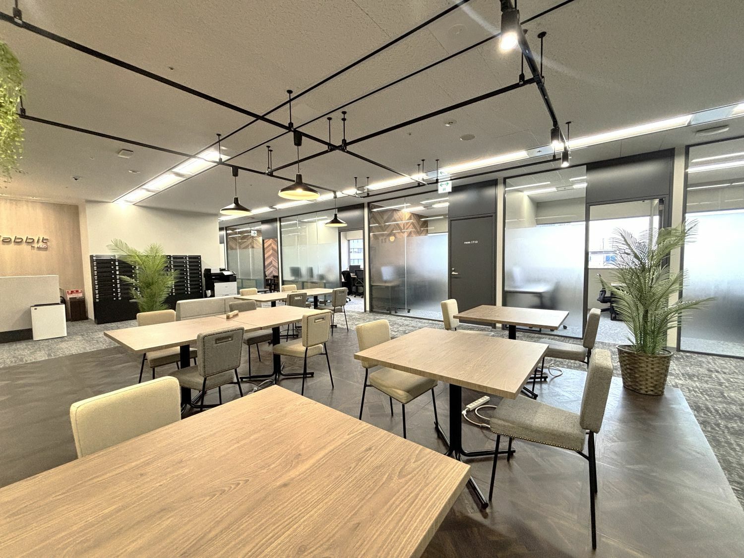 共有部_コワーキングスペース。自由な席で作業ができます。