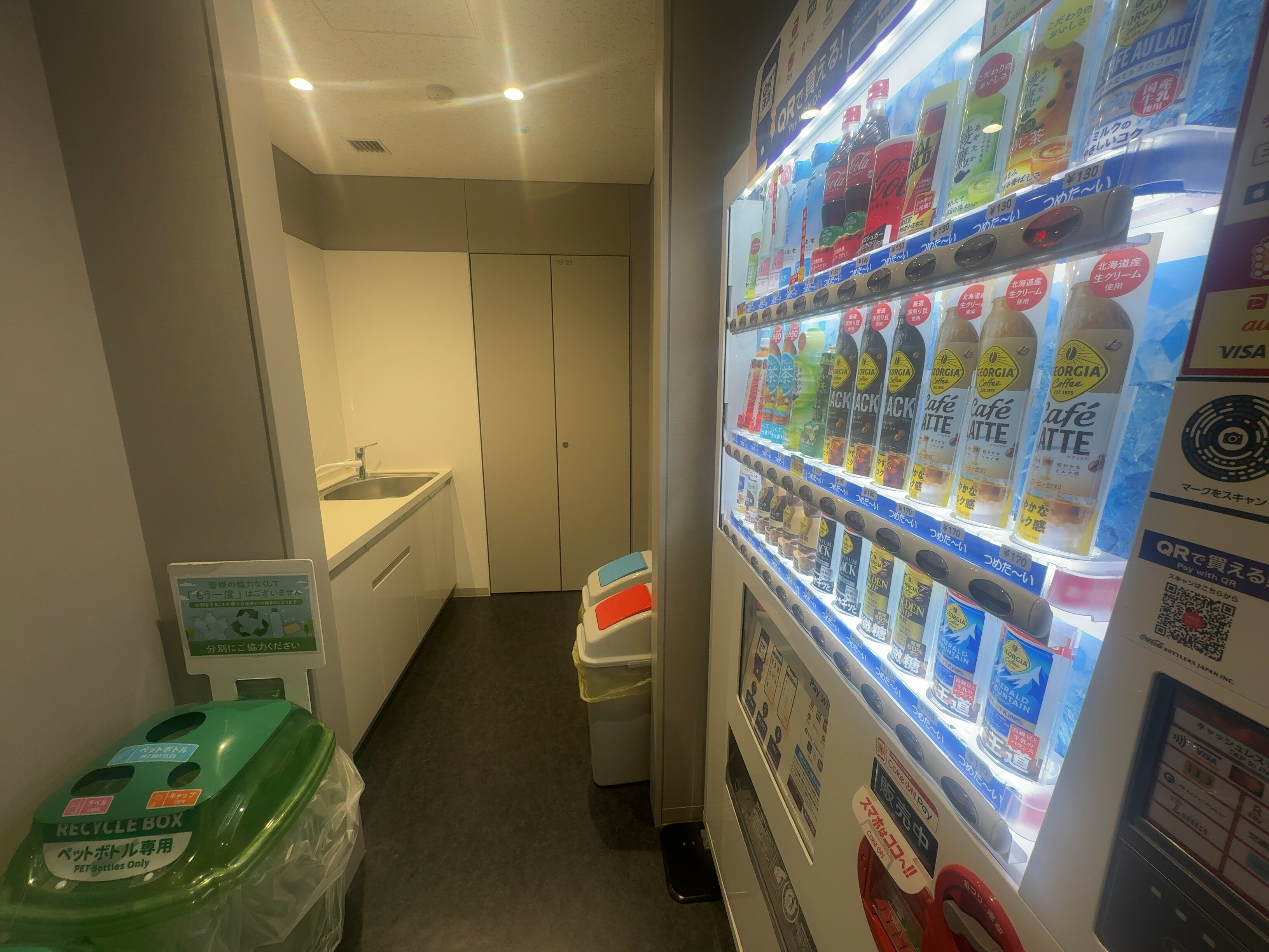 共有部_給湯室。シンク・電子レンジが利用できます。